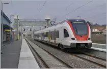 Als am 26 Sept. 1992 die SNCF CC  72028 mit ihrem Schnellzug 1685 von Belfort Delle erreichte ging ein Kapitel zu Ende, welches 1866 mit der Eröffnung der Strecke Montbéliard - Delle durch die PLM begann. Nachdem Preussen 1871 den Krieg gewann, suchte Frankreich den Weg Richtung Schweiz und Norditalien mit dem Bau der Strecke Belfort - Morvillars durch die Compagnie des chemin de Fer de l'Est. 
Nach 1918 verlor die Strecke kontinuierlich an Verkehr, 1992 wurde wie erwähnt der Verkehr nach Belfort eingestellt, 1995 der SBB Abschnitt nach Boncourt.

Doch seit dem 9. Dez. 2018 kann ein neues Kapitel der Strecke aufgeschlagen werden, das eigentlich schon mit der Wiederinbetriebnahme der SBB Strecke von Boncourt nach Delle am 10. Dez. 2006 begann: Nun fahren wieder Reisezüge von Delle nach Belfort! 
Dafür wurde nicht nur die Strecke selbst, sondern auch der Bahnhof Delle kräftig um. bzw. ausgebaut.
Das Bild zeigt den auf Gleis 2 wartenden SBB RABe 522 209 als RE 18173 nach Biel/Bienne. 

15. Dez. 2018
