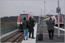 Die Neueröffnung der Strecke Delle - Belfort scheint allgemein, und im Besonderen bei den Fotografen gut anzukommen...
Meroux TGV, den 15. Dez. 2018