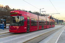 Innsbruck: Tw. 319 der Linie 3 an der Haltestelle Vögelebichl. Aufgenommen 15.12.2018.