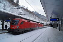 1116 065 und eine weitere 1116 mit dem EC 163 (Transalpin) von Zürich HB nach Graz Hbf im winterlichen Bahnhof von St. Anton am Arlberg, 16.12.2018.