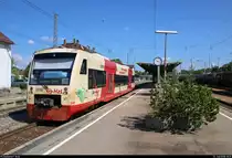 Nachschuss auf 650 641-3 (VT 245 | Stadler Regio-Shuttle RS1) der Hohenzollerischen Landesbahn AG (HZL) als HzL88610 nach Bräunlingen Bahnhof, die in ihrem Startbahnhof Villingen(Schwarzw) auf Gleis 2 bereitgestellt wird.
[13.7.2018 | 10:13 Uhr]