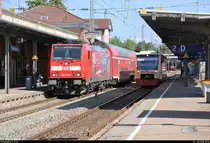 146 229-0, mit Werbung für das Europa-Park-Kombi-Ticket, von DB Regio Baden-Württemberg als verspäteter RE 4715 von Karlsruhe Hbf nach Konstanz trifft auf 650 641-3 (VT 245 | Stadler Regio-Shuttle RS1) der Hohenzollerischen Landesbahn AG (HZL) als HzL88610 von Villingen(Schwarzw) nach Bräunlingen Bahnhof im Bahnhof Villingen(Schwarzw).
[13.7.2018 | 10:16 Uhr]