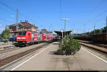 146 229-0, mit Werbung für das Europa-Park-Kombi-Ticket, von DB Regio Baden-Württemberg als verspäteter RE 4715 von Karlsruhe Hbf nach Konstanz verlässt den Bahnhof Villingen(Schwarzw) auf Gleis 1.
[13.7.2018 | 10:17 Uhr]