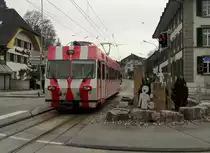 BIPPERLISI
Aare Seeland mobil
Der Reservependel bestehend aus dem Be 4/4 14 + Bt 114, ehemals AB/FW, ist für den planmässigen Betrieb auf der Strecke Langenthal-St.Urban Ziegelei bestimmt.
Am 14. Dezember 2018 konnte der Be 4/4 14 als Solotriebwagen zufälligerweise bei Aarwangen leider nur mit dem Handy verewigt werden.
Foto: Walter Ruetsch 
