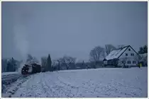 764-411R der Stainzer Bahn am 16.12.2018 bei der Ausfahrt aus der Haltestelle Ölmühle Herbersdorf.