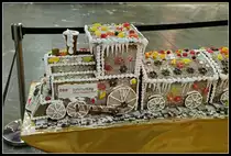 Diesen Zug aus Lebkuchen findet man in der Bahnhof-City am Wiener Hauptbahnhof. Gesehen und fotogrfiert am 13.12.2018.
