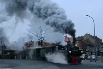 99 5906-5 schnauft mit ihrem Sonderzug nach Nordhausen über die Westerntor Kreuzung in Wernigerode.
15.12.2018, Wernigerode