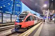 4124 001-1 und 4124 005-2 warten in Wien Hbf, als REX 2651  Region Römerland Carnuntum  (Wien Hbf - Neusiedl am See - Eisenstadt - Wulkaprodersdorf), auf die Abfahrt.

Der hintere Triebzug (4124 005-2), verkehrte ab Neusiedl am See, als R 7951 nach Pamhagen.

Aufgenommen am 23.11.2018.