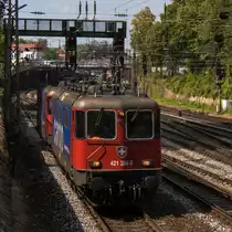 Die 2 kleinen Schweizerinnen (Re 421 384-9 + Re 421 374-0) machen eine gute Figur am 25. Juli 2018 in Offenburg. 