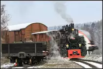 Ein treffen der Generationen ist bei Fahrten mit dem Flascherlzug ja schon Alltäglich. Eher unbeachtet flitzt ein GTW 2/8 vorbei an dem Fotogüterzug in Wohlsdorf. 
16.Dezember 2018
