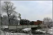 Kurze Pause für Max und Tono. 
Auf der Brücke bei Wohlsdorf Posiert 764.411R. 
16.12.2018