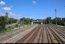 Blick auf die Gleisanlagen des Bahnhofs Villingen(Schwarzw) in nordwestlicher Richtung. Auffällig sind z.B. die noch betriebenen Formsignale.
Aufgenommen von einer Fußgängerbrücke.
[13.7.2018 | 10:30 Uhr]