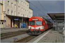 Sieht aus wie neu: der BLS / CJ RBDe 566 221 in Porrentruy vor dem schön gepflegten Bahnhofsgebäude.
Übrigens wird, zumindest auf Gleis 1 wird der Abfahrtsbefehl noch mit einer Kehle gegeben!

15. Dezember 2018