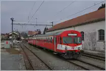 Als ich wohl elf Jahre alt war, reiste ich mit meiner Grossmutter von Solothurn nach Burgdorf und noch heute hab ich den Lobgesang des Kondukteurs über den neusten aller Züge in meinem Ohr - heute ist der RBDe 4/4, später RBDe 4/4 I, bzw RBDe 566 nicht mehr der  neuste  und sechs von den acht Zügen sind bereits verschrottet, doch ohne Frage lässt sich auch heute gut in diesem Zug reisen, auch wenn mittlerweile Schwenkschiebetüren zum Standard geworden sind.

Der CJ Abt 50 38 38 -33 922 und sein RBDe 566 222 in Bonfol.

15. Dez. 2018