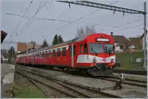 In Bonfol wartet der BLS RBDe 4/4 I mit seinem ABt als Regionalzug N° 26443 nach Porrentry auf seine Abfahrt.
Wer nun beim der Bezeichnung BLS stutzt, dem geht es wie mir, als ich die UIC Nummer des Zuges aufnahm. Doch alles schön der Reihe nach: 
1973/74 lieferten SWS/SAAS acht RBDe 4/4 mit Bt an die EBT Gruppe. Buchmässig bekam die EBT sechs Züge (221-226), die VHB einen (261) und die SMB den Zug 281.
In einigen Teilen wiesen die neuen Züge Merkmale der EW I Konstruktion auf, warteten aber mit den ersten Schwenkschiebetüren bei Schienfahrzeugen auf und waren bereits eine Zwischenstufe zu den später aufkommenden NPZ.

Der hier gezeigte Zug kam im Laufe der Zeit von der RM (Fusion EBZ VHB und SMB) zur BLS, und wurde in der Folge für die BLS Stiftung reserviert, ist jedoch seit dem Frühjahr 2016 bei der CJ als Reservependel im Einsatz und trägt die folgenden UIC Nummern: Der RBDe 566 221 (UIC 94 85 7566 221-8 CH-BLS) und der ABt 921 (UIC 50 85 8035 921-6 CH-BLS).

Noch ein Detail am Rande: mit diesen Zügen schaffte die EBT 1974 die 1. Klasse ab, (die sie dann 1992 wieder einführte), und mit diesen Zügen bietet die CJ seit dem Fahrpanwechsel (9.12.18) auf der Strecke Bonfol - Porrentury neuerdings die 1. Klasse an.

15. Dez. 2018