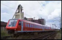 Triebwagen 611527 passiert hier am 7.8.1999 um 14.06 Uhr in Rtg. Heilbronn fahrend das Salzbergwerk in Bad Friedrichshall Kochendorf.