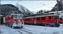 R1956 nach Scuol-Tarasp mit der Ge 4/4 II 633  Zuoz  und R4656 nach St.Moritz mit ABe 4/4 III 51  Poschiavo  und 56  Corviglia . Während der Kurzwende in Pontresina bleibt wenig Zeit um für die Rückfahrt die Frontscheiben zu enteisen. (11.12.2018)
