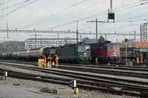 Zusammentreffen von  GRÜN UND ROT 
Re 430 364-0 und Re 620 030-7 zur Weiterfahrt bereit im Rangierbahnhof Biel am 23. Oktober 2018.
Foto: Walter Ruetsch 