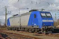 Lok 145 097-2 wartet auf einem Nebengleis beim badischen Bahnhof auf den nächsten Einsatz. Die Aufnahme stammt vom 10.12.2018.