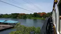 Ord 257 Bangkok-Thonburi - Nam Tok überquert am 26.05.16 auf der berühmten Brücke den Mae Nam Khwae Yai, besser bekannt als River Kwai, unweit der Station River Kwai. 