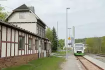 Ganz allein wartet VT 306 der Erfurter Bahn als Zugleistung nach Saalfeld am Bahnhof Blankenstein, 28.04.2018