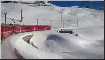 R4621 mit ABe 8/12 3503 fährt am Ufer des Lago Bianco entlang Richtung Ospizio Bernina 2253m. (11.12.2018)
