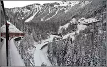 Nach passieren des Rugnux Kehrtunnels hat IR1156 oberhalb der Kreuzungsstation Muot die Talseite gewechselt. Die Schlittelbahn auf der Albula-Passstrasse von Preda nach Bergün ist bereit für die Wintersaison. (11.12.2018)
