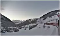 Kurz vor dem Eindunkeln rollt IR1156 talwärts bei Bergün und Latsch. (11.12.2018)