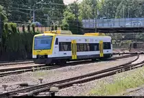 Nachschuss auf 650 581-1 (VT 519 | Stadler Regio-Shuttle RS1) der Südwestdeutschen Landesverkehrs-AG (SWEG) als Tfzf, die den Bahnhof Offenburg in südlicher Richtung verlässt.
[13.7.2018 | 12:05 Uhr]