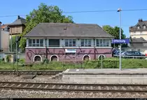 Blick auf das Stellwerk  Offenburg 31  im Bahnhof Offenburg.
Trotz umfangreicher Recherche konnte ich leider nicht ausfindig machen, um welche Bauform es sich handelt und ob es überhaupt noch in Betrieb ist.
Sollte es jemand wissen, bin ich gerne für Ergänzungen bereit.
[13.7.2018 | 12:07 Uhr]