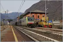 Die CAPTRAIN E 483 311 (UIC 91 83 2483 311-3 I-AKIEM) fährt mit einem langen Blockzug für Neuwagen durch den Bahnhof von Premosello Chiavenda Richtung Süden.
29. Nov. 2018