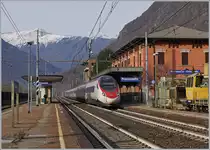 Ein leider sehr bunter SBB RABe 503 als EC 37 von Genève nach Venezia S.L. bei der Durchfahrt in Premossello Chiavenda.
29. Nov. 2018