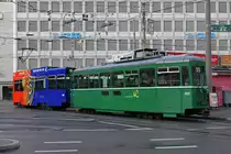 Be 4/4 490 FC Basel zusammen mit dem B4S 1487, auf der Linie 15, bedient die Haltestelle am Aeschenplatz. Die Aufnahme stammt vom 09.12.2018.