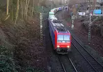 482 017-1 von der SBB-Cargo kommt mit einem Containerzug aus Gallarate(I) nach Antwerpen-Oorderen(B) und kommt aus Richtung Aachen-West,Aachen-Schanz und fährt in Richtung Aachen-Hbf,Aachen-Rothe-Erde,Stolberg-Hbf(Rheinland)Eschweiler-Hbf,Langerwehe,Düren,Merzenich,Buir,Horrem,Kerpen-Köln-Ehrenfeld,Köln-West,Köln-Süd. Aufgenommen von einer Brücke von der Weberstraße in Aachen. 
Am Morgen vom 18.12.2018.