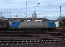 185 510-5 von Railtraxx fährt mit einem Güterzug aus Genk-Goederen(B) nach Linz-Voestalpine(A) und fährt in Richtung Aachen-Schanz,Aachen-Hbf,Aachen-Rothe-Erde,Stolberg-Hbf(Rheinland)Eschweiler-Hbf,Langerwehe,Düren,Merzenich,Buir,Horrem,Kerpen-Köln-Ehrenfeld,Köln-West,Köln-Süd. 
Aufgenommen vom Bahnsteig von Aachen-West. 
Bei Sonne und Wolken am Kalten Nachmittag vom 18.12.2018.