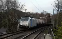 186 294-5 von Railpool/Lineas kommt aus Richtung Aachen-West mit einem kurzen Güterzug aus Antwerpen-Noord(B) nach Köln-Gremberg(D)  und fährt durch Aachen-Schanz in Richtung Aachen-Hbf,Aachen-Rothe-Erde,Stolberg-Hbf(Rheinland)Eschweiler-Hbf,Langerwehe,Düren,Merzenich,Buir,Horrem,Kerpen-Köln-Ehrenfeld,Köln-West,Köln-Süd. Aufgenommen vom Bahnsteig von Aachen-Schanz. 
Bei Sonne und Wolken am Kalten Nachmittag vom 18.12.2018.