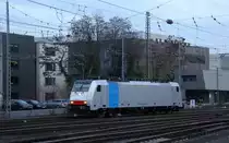 186 454-5 von Lineas/Railpool kommt als Lokzug aus Belgien nach Aachen-West(D) und fährt in Aachen-West ein. 
Aufgenommen vom Bahnsteig in Aachen-West.
In der Abendstimmung vom Abend am 18.12.2018.
Und das ist mein 9400tes Bahnbild bei http://WWW.Bahnbilder de