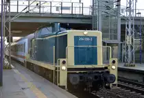 Überraschende Überführungsfahrt, die Railsystems RP GmbH mit  294 096-3  [NVR-Nummer: 98 80 3294 096-3 D-RPRS] mit zwei DB Fernverkehr IC-Personenwagen am Haken am 18.12.18 Durchfahrt Bf. Berlin-Hohenschönhausen.