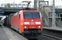 DB Cargo Deutschland AG  mit  152 099-8  [NVR-Number: 91 80 6152 099-8 D-DB] und KLV-Zug aus Rostock (LKW-WALTER Trailer) am 18.12.18 Bf. Berlin-Hohenschönhausen.