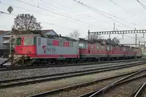 ZUCKERRÜBENKAMPAGNE AARBERG 2018
Am 18. Dezember 2018 ging die Zuckerrübenkampagne zu Ende. 
Erstmals wurde der Bahnverkehr ab der Zuckerfabrik Aarberg durch die Firma Sersa Gleisbau AG erfolgreich betrieben.
Noch warten die fünf Re 4/4 in Aarberg auf die Rückkehr zu TRAVYS und SBB CARGO.
Es sind: Re 420 503-5, Re 430 358-2, 420 318-8, 420 295-8 sowie 420 245-3.
Die beiden Re 425 von BLS hatten Aarberg bereits verlassen.
Ein grosser Teil der neuen Containerwagen wird in Aarberg abgestellt bis zum Beginn der Zuckerrübenkampagne 2019.
Erlaubter Fotostandort auf dem Vorplatz des Betriebsgebäudes, Bildausschnitt Fotoshop.
Foto: Walter Ruetsch 
