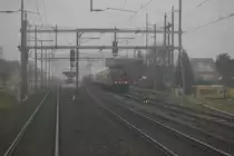 Eine Bahnfahrt aus der Sicht des Lokführers!

Im Rahmen seines Herzenswunsches, der durch die Stiftung Sternschnuppe erfüllt wurde, durfte Luka eine Führerstandsmitfahrt mit dem Triebwagen RAe 4/8 1021, dem legendären  Churchill Pfeil , absolvieren. Die Fahrt führte von Zürich HB zum Industriewerk Biel, wo der Rote Pfeil die nächsten drei Monate revidiert wird.

Der Güterzug mit der Zugmaschine Re 420 107 wartet im Bahnhof Oberbuchsiten auf seine Weiterfahrt, der rote Doppelpfeil darf durchfahren.

Foto: Luka Streck (*2010)
Oberbuchsiten, 18.12.2018