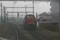 Eine Bahnfahrt aus der Sicht des Lokführers!

Im Rahmen seines Herzenswunsches, der durch die Stiftung Sternschnuppe erfüllt wurde, durfte Luka eine Führerstandsmitfahrt mit dem Triebwagen RAe 4/8 1021, dem legendären  Churchill Pfeil , absolvieren. Die Fahrt führte von Zürich HB zum Industriewerk Biel, wo der Rote Pfeil die nächsten drei Monate revidiert wird.

Das Ziel der Fahrt ist schon beinahe erreicht, als uns die Diesellok Am 843 058 kreuzte.

Biel RB, 18.12.2018