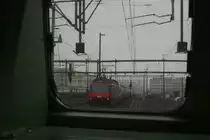 Eine Bahnfahrt aus der Sicht des Lokführers!

Im Rahmen seines Herzenswunsches, der durch die Stiftung Sternschnuppe erfüllt wurde, durfte Luka eine Führerstandsmitfahrt mit dem Triebwagen RAe 4/8 1021, dem legendären  Churchill Pfeil , absolvieren. Die Fahrt führte von Zürich HB zum Industriewerk Biel, wo der Rote Pfeil die nächsten drei Monate revidiert wird.

Der erste Halt der Fahrt war in Schlieren, wo wir einige Züge überholen lassen mussten, wie dieser Doppelstockintercity mit einer Re 460 als Schublok. Derselbe Zug überholte uns bei einem weiteren Zwischenhalt in Aarau nochmals.

Schlieren, 18.12.2018 