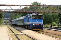 CD 750 713-0 fährt am 18.August 2018 mit dem R 662  Petr Vok  (Brno hl.n. – Plzen hl.n.) durch den Bahnhof Zastavka u Brna.