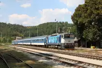 CD 750 710-6 fährt am 18.August 2018 mit dem R 663  Petr Vok  (Plzen hl.n. - Brno hl.n.) durch den Bahnhof Zastavka u Brna.