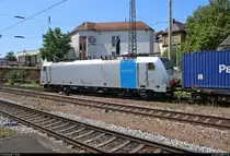 Im Blockabstand folgt ein Containerzug mit 186 453-7 Railpool, vermietet an Lineas, der den Bahnhof Offenburg auf Gleis 1 in südlicher Richtung durchfährt.
[13.7.2018 | 12:16 Uhr]