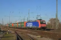 Re 482 008-0 durchfährt den badischen Bahnhof. Die Aufnahme stammt vom 12.12.2018.