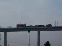 Aus dem Archiv: Am 16.11.2013 erwischte ich mit viel Zoom den Oberleitungsmontagezug (vermutlich von Railsystems) auf der damals noch ganz neuen Brücke über das Unstruttal, ICE-Neubbaustrecke Erfurt-Leipzig. Es war nachmittags halb 4 schon arg düster, bzw. wurde kaum hell