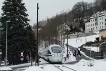 Heute fuhr 605 017 durchs Erzgebirge....
Hier dieselt der ICE-TD mit der Nummer 605 017 durch den Haltepunkt Annaberg-Buchholz Mitte und an der WSSB-Anlage und den Fotografen vorbei.