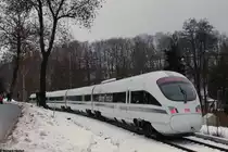 Heute fuhr 605 017 durchs Erzgebirge....
Hier ein Nachschuss wie er aus Markersbach beschleunigt.....